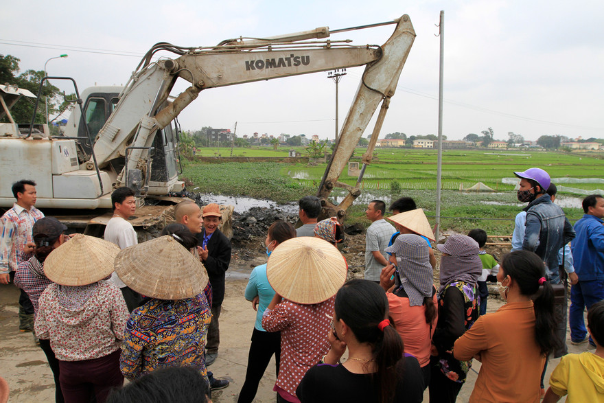 Hà Nội: Bức xúc vì đốt phế liệu, người dân chặn đường quốc lộ