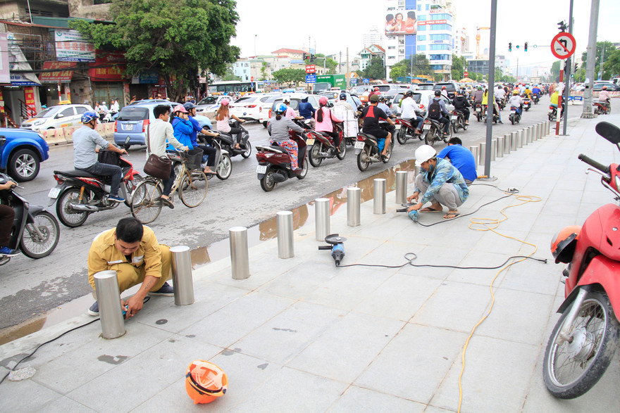 Hàng trăm cọc sắt biến vỉa hè thành “lãnh địa riêng” đã được nhổ bỏ