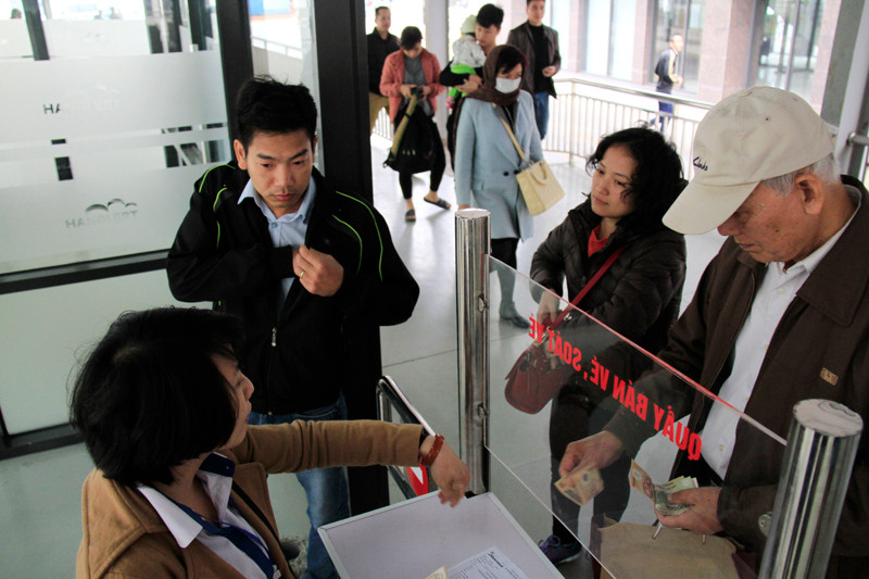 Nhiều người đặt mua vé tháng trong ngày đầu bán vé BRT