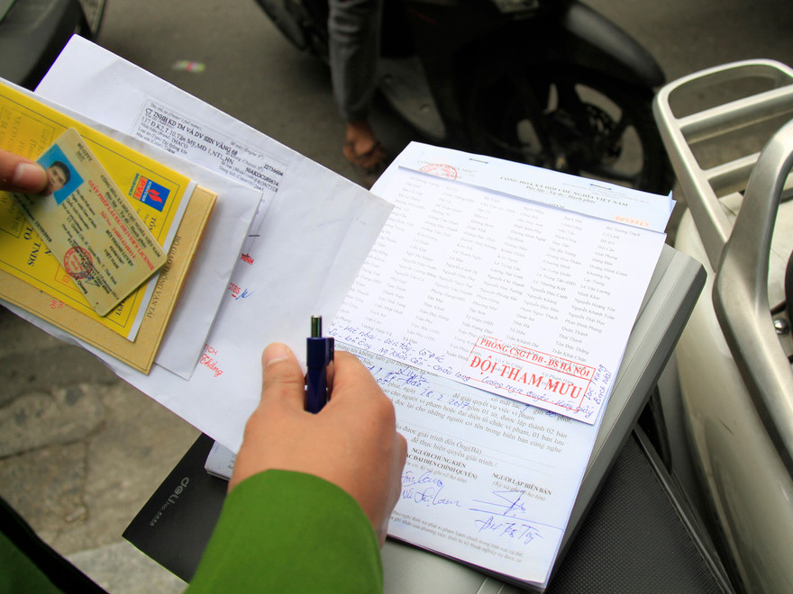 Cảnh sát lập biên bản, xử phạt hành vi đỗ xe trái quy định của ông Luyện.