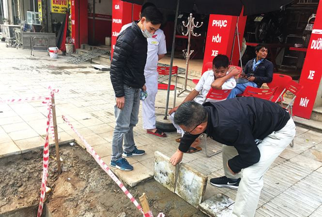 Đá lát trên vỉa hè đền Lừ (Hoàng Mai) có thể lật lên bằng tay không. Ảnh: Trường Phong