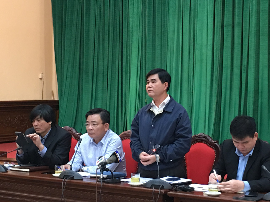 Phó Giám đốc Sở Xây dựng Hà Nội Trần Việt Trung trả lời báo chí. Ảnh: Trường Phong