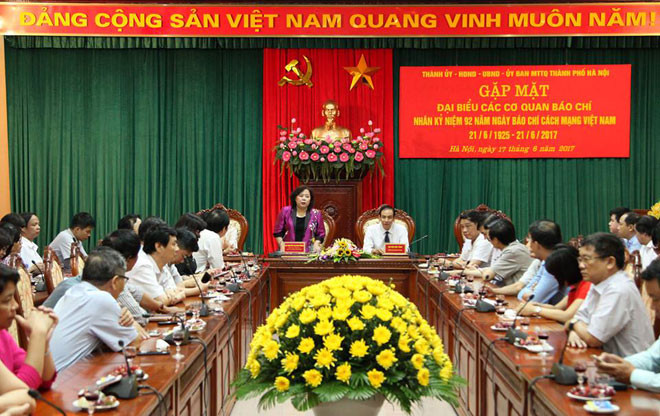 Phó Bí thư Thành ủy, Chủ tịch Hội đồng nhân dân thành phố Hà Nội Nguyễn Thị Bích Ngọc phát biểu chúc mừng các nhà báo nhân Ngày Báo chí Cách mạng Việt Nam. 