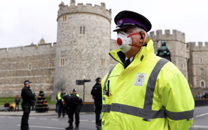 Bên ngoài cung điện Windsor. (Ảnh: Reuters)