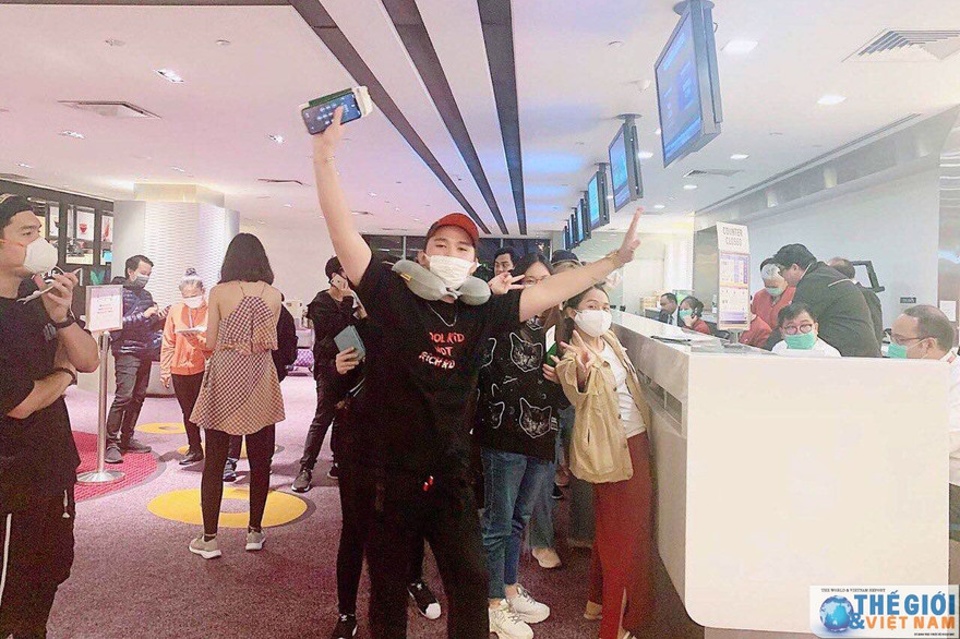 Nhóm du khách vui mừng sau khi thoát khỏi tình thế bị mắc kẹt vì các biện pháp hạn chế