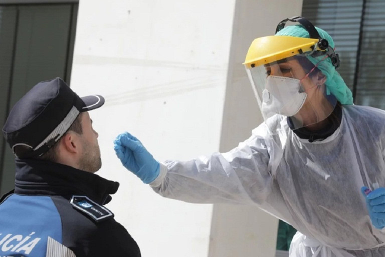 Mức độ chính xác của phương pháp xét nghiệm COVID-19 dựa trên gạc mũi họng hoặc máu vẫn chưa được đánh giá rõ ràng