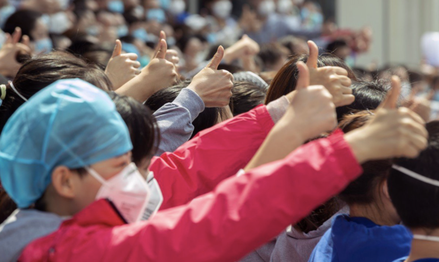 Nhóm tình nguyện viên y tế làm biểu tượng khen ngợi Vũ Hán, nơi đầu tiên phát hiện Covid-19. (Ảnh: Xinhua)