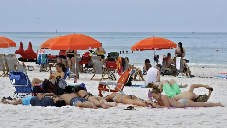 Người dân tụ tập trên bãi biển Florida Mỹ, bất chấp lệnh cấm tụ tập đông người. (Ảnh: AP)