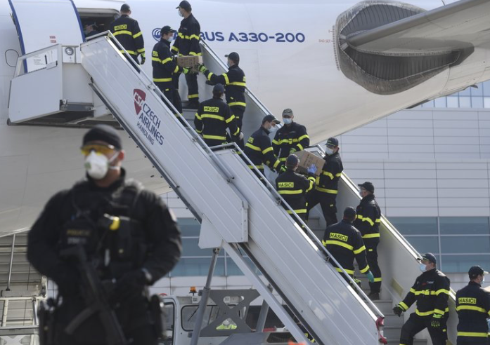 Một chuyến hàng y tế được Trung Quốc chuyển đến CH Czech hôm 20/3. (Ảnh: AP)