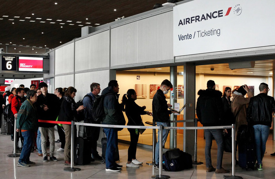 Bên trong sân bay Charles de Gaulle, Pháp