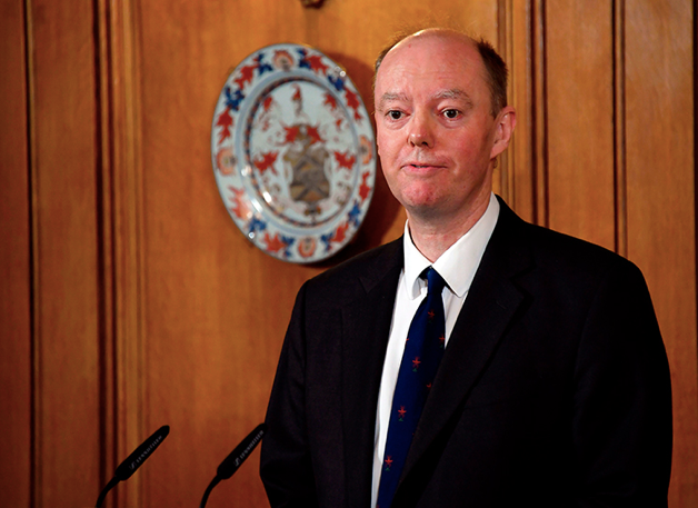 Giám đốc y tế Anh, GS Chris Whitty, thông báo đang phải cách ly vì nhiễm COVID-19. (Ảnh: CNN)