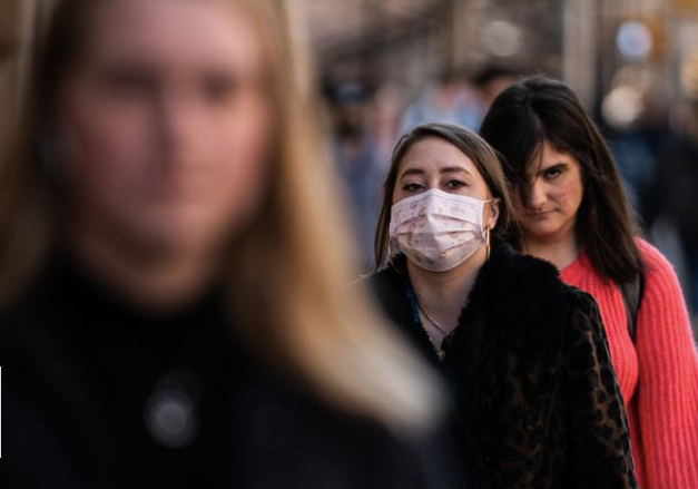 COVID-19 tấn công nhiều người trẻ ở Mỹ. (Ảnh: thecourierexpress)