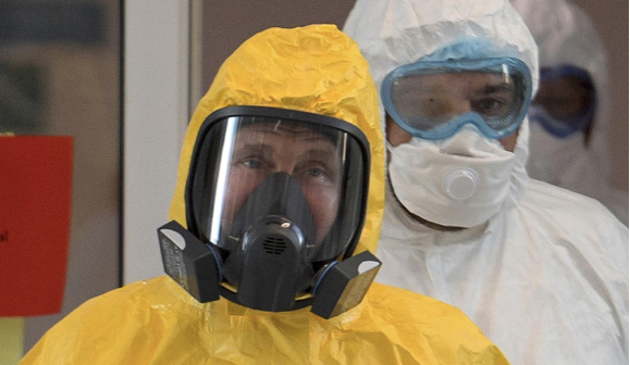 Tổng thống Nga mặc trang phục bảo hộ kín mít khi đi thăm bệnh viện trong mùa dịch COVID-19. (Ảnh: AP)