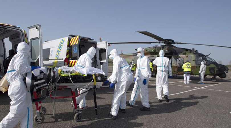 Bệnh nhân COVID-19 được chuyển từ Pháp sang Đức bằng máy bay hôm 28/3. (Ảnh: AP)