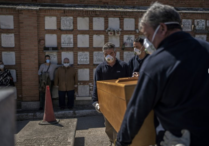 Ông bố và cô con gái dự đám tang người thân của mình ở Madrid, Tây Ban Nha, ngày 28/3. (Ảnh: AP)