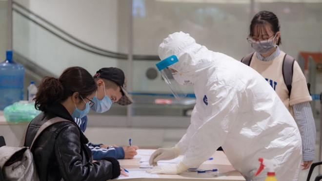 Các bác sĩ Italy đang đối mặt với cuộc khủng hoảng tồi tệ như thời chiến. (Ảnh: Euronews)