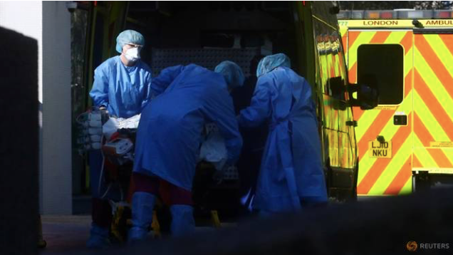 Nhân viên y tế vận chuyển bệnh nhân bên ngoài bệnh viện St. Thomas ở London hôm 26/3. (Ảnh: Reuters)