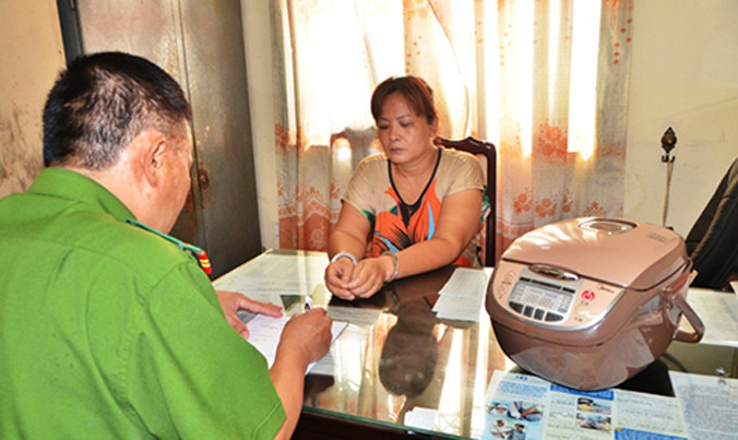 Đối tượng Nguyễn Thị Tuyết Mai tại cơ quan điều tra.