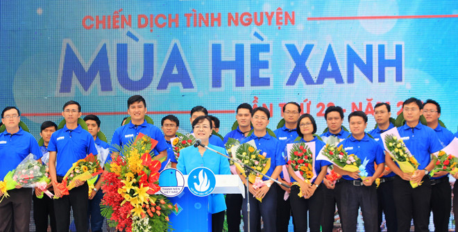 Anh Phạm Hồng Sơn, Phó bí thư Thành Đoàn, Chỉ huy trưởng chiến dịch Mùa hè xanh, phất cờ xuất quân chiến dịch.