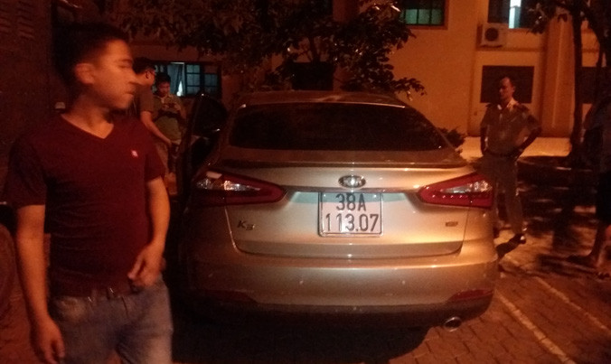 Nguyễn Văn Bính cùng chiếc xe được đưa về trụ sở Công an TP Hà Tĩnh.