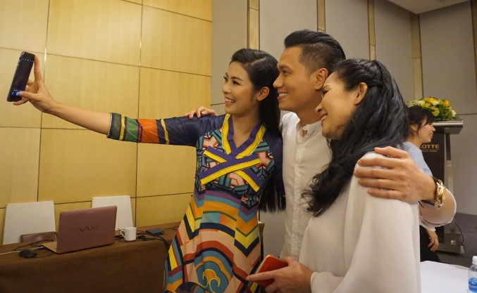 Việt Anh, mẹ chồng khó tính gặp fan lớn là Hoa hậu Ngọc Hân. Ảnh: Nguyên Khánh