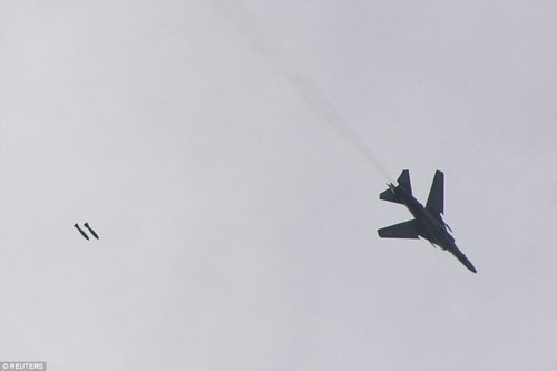 Máy bay Su-24 ném bom.