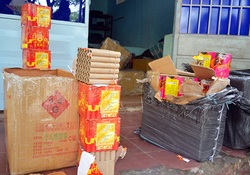 Số pháo hoa Trung Quốc nhập lậu vừa bị công an Đà Nẵng bắt giữ. Ảnh: Ngọc Trường/VnExpress.