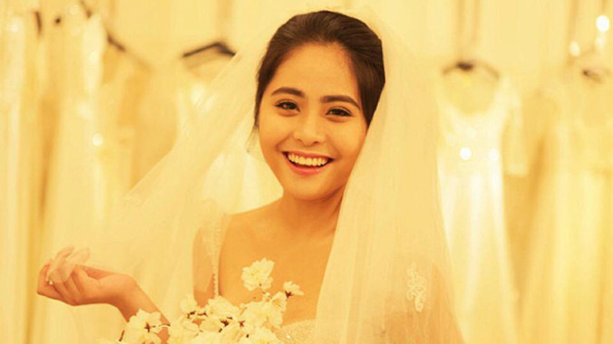 Kiều Anh úp mở việc sẽ lên xe hoa khi đăng tải bức ảnh mặc váy cưới với lời chú thích 'Đố các bạn biết thật hay đùa'.