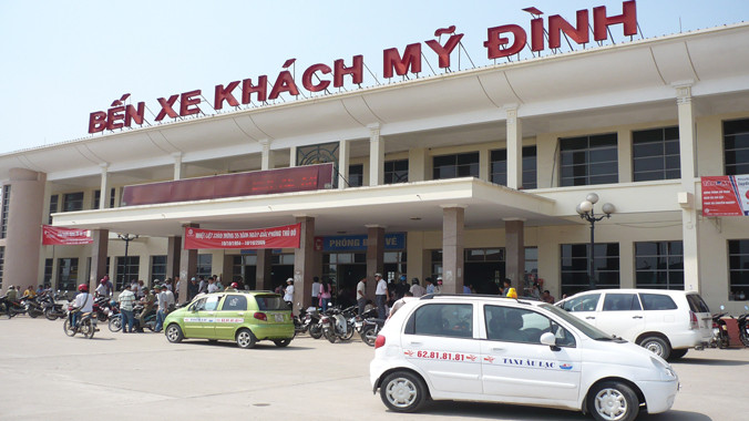 Bến xe Mỹ Đình đang nóng lên với thông tin xin một “lốt” xe giá 600 triệu. Ảnh: Anh Trọng.