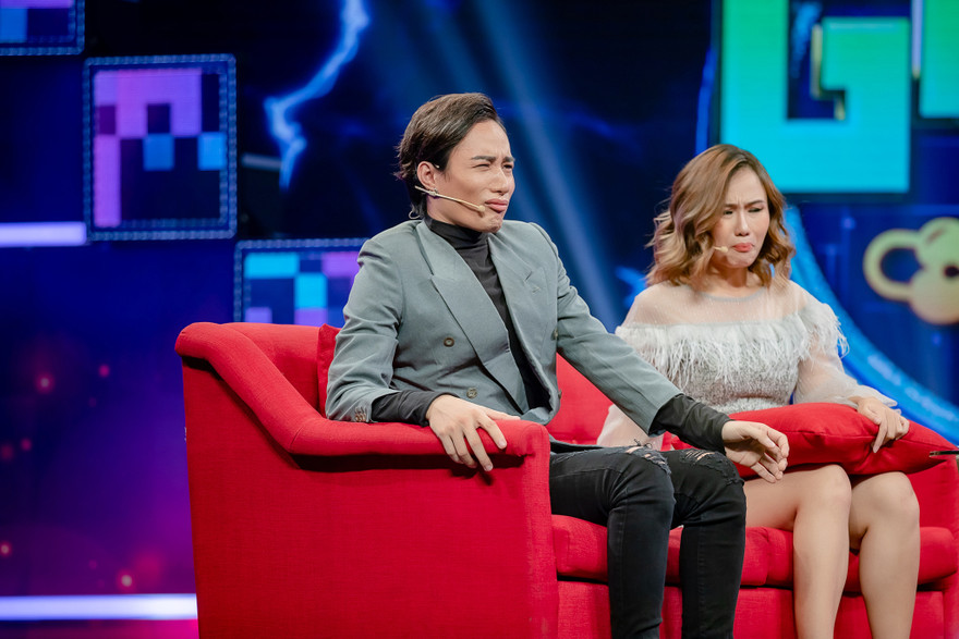 Như Thùy và Lương Thăng nhăn nhó khi vừa ăn chanh vừa hát. 