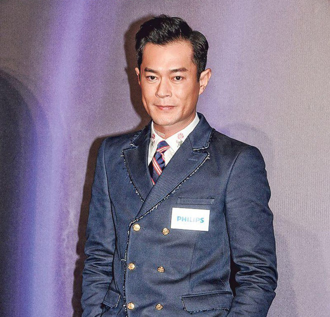 Showbiz 20/8: Trác Vỹ chỉ trích Cổ Thiên Lạc đạo đức giả