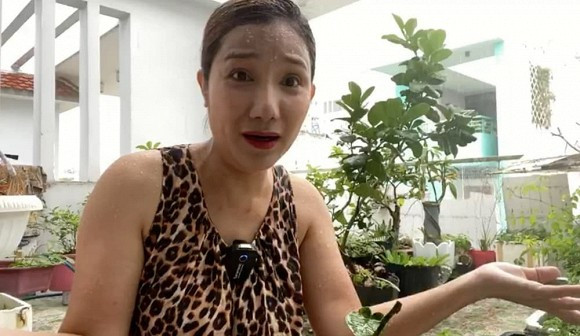 MC Cát Tường chấp nhận dầm mưa để đáp trả anti-fan. 