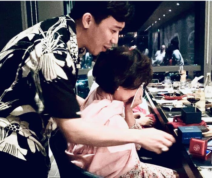 Showbiz 29/8: Mẹ Trấn Thành bật khóc khi nhận quà sinh nhật của Hari Won