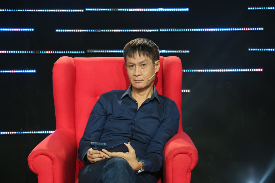 Đạo diễn Lê Hoàng.