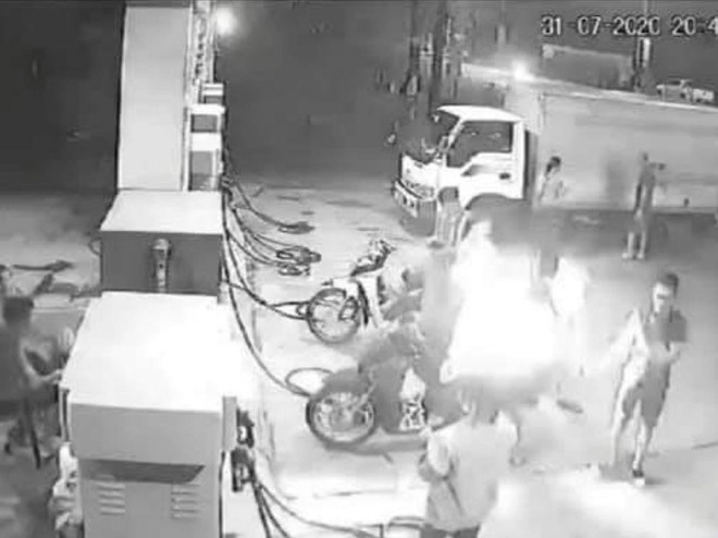 Triệu tập 3 thanh niên hút thuốc gây cháy tại cây xăng