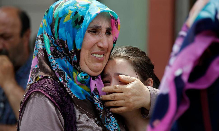 Gia đình nạn nhân vụ đánh bom tự sát ở sân bay Ataturk khóc bên ngoài Trung tâm Pháp Y tại Istanbul, Thổ Nhĩ Kỳ.