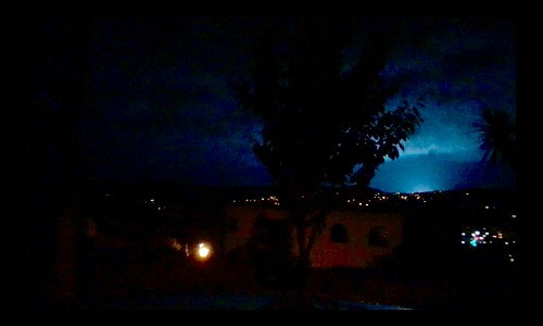 Ánh sáng xanh trên bầu trời New Zealand vào thời điểm động đất. Ảnh: YouTube.