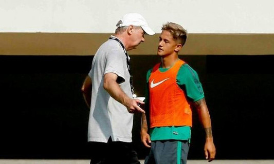 HLV Alfred Riedl phải bất đắc dĩ nói lời chia tay học trò cưng Irfan Bachdim.