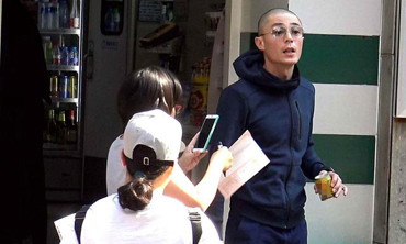 Hoắc Kiến Hoa giận dữ quát lớn trên phố.