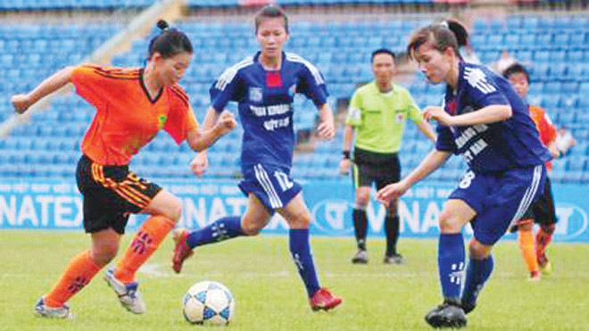 Các cô gái đá bóng tranh tài trong hoàn cảnh những khán đài sân Thống Nhất trống vắng khán giả