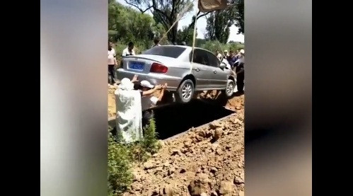 Gia đình chôn chiếc ô tô yêu thích cùng người thân quá cố.