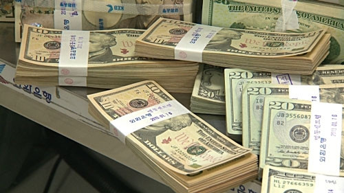 lãi suất VND có dấu hiệu nhích nhẹ trong khi lãi suất USD vẫn là 0% .