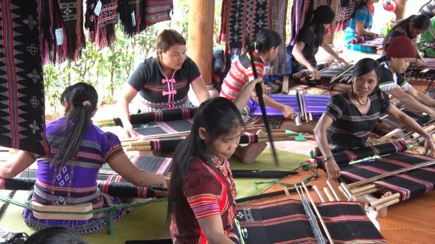 Giới thiệu dệt zèng TT-Huế tại lễ đón nhận bằng di sản. 