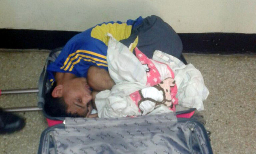 Thanh niên bị bắt khi trốn trong vali của bạn gái để vượt ngục.