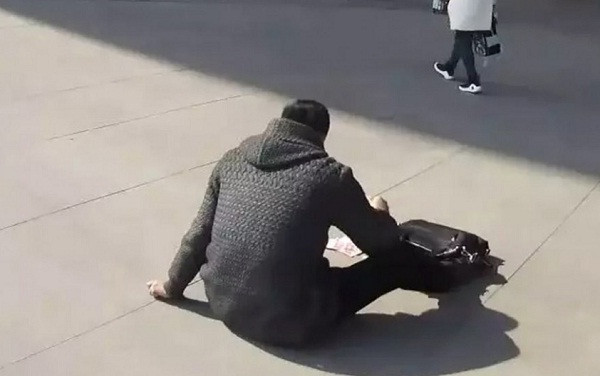 Người đàn ông ném tiền ra đường để thu hút sự chú ý khi bị lên cơn đau tim. Ảnh: Kaixian