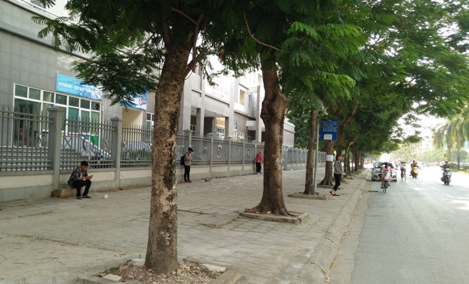 Việc đóng cổng khiến nhiều sinh viên đi bộ xa mới ra được bến xe buýt.