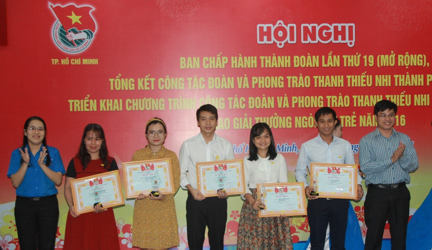 Các phóng viên nhận giải thưởng Ngòi bút trẻ năm 2016