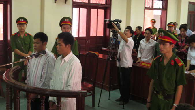 Hồ Văn Công (phải) và Hồ Văn Thành trước vành móng ngựa