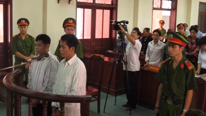 Hồ Văn Công (phải) và Hồ Văn Thành trước vành móng ngựa