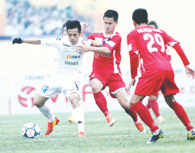  Liệu Hải Phòng có chặn được bước tiến của Văn Quyết (áo trắng, Hà Nội T&T) và đồng đội?. Ảnh: VSI.